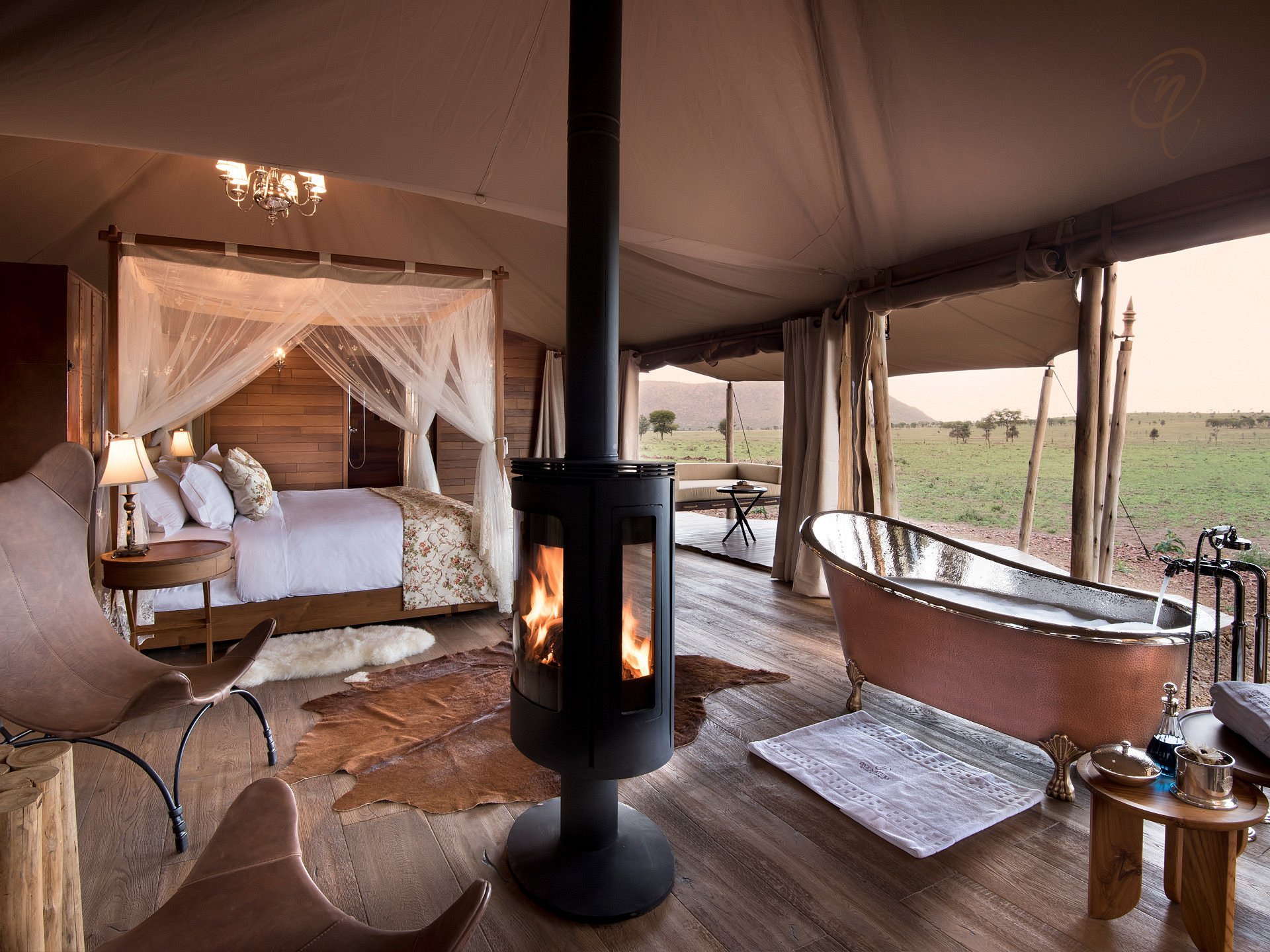 luxury-tent-with-emperor